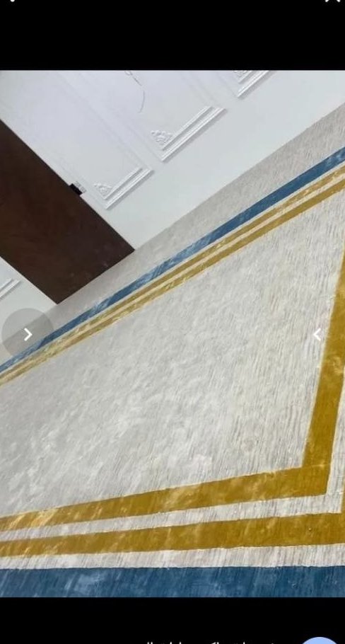 سجاد ذهبي وأزرق في غرفة فاخرة